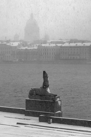 Что ищет он в стране далекой? Или в сумрачном городе снег