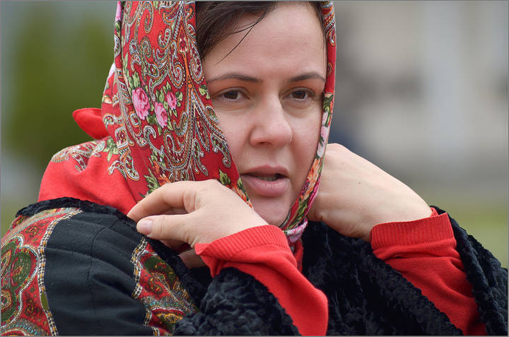 Женщина в ярком наряде