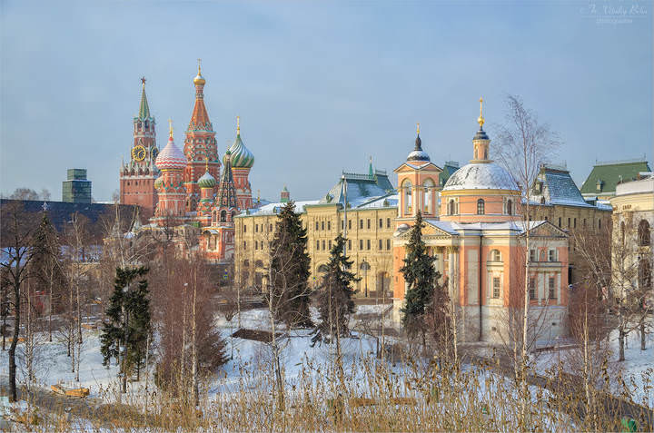 Москва. Вид из парка Зарядье на храм Василия Блаженного и Церковь святой Великомученицы Варвары