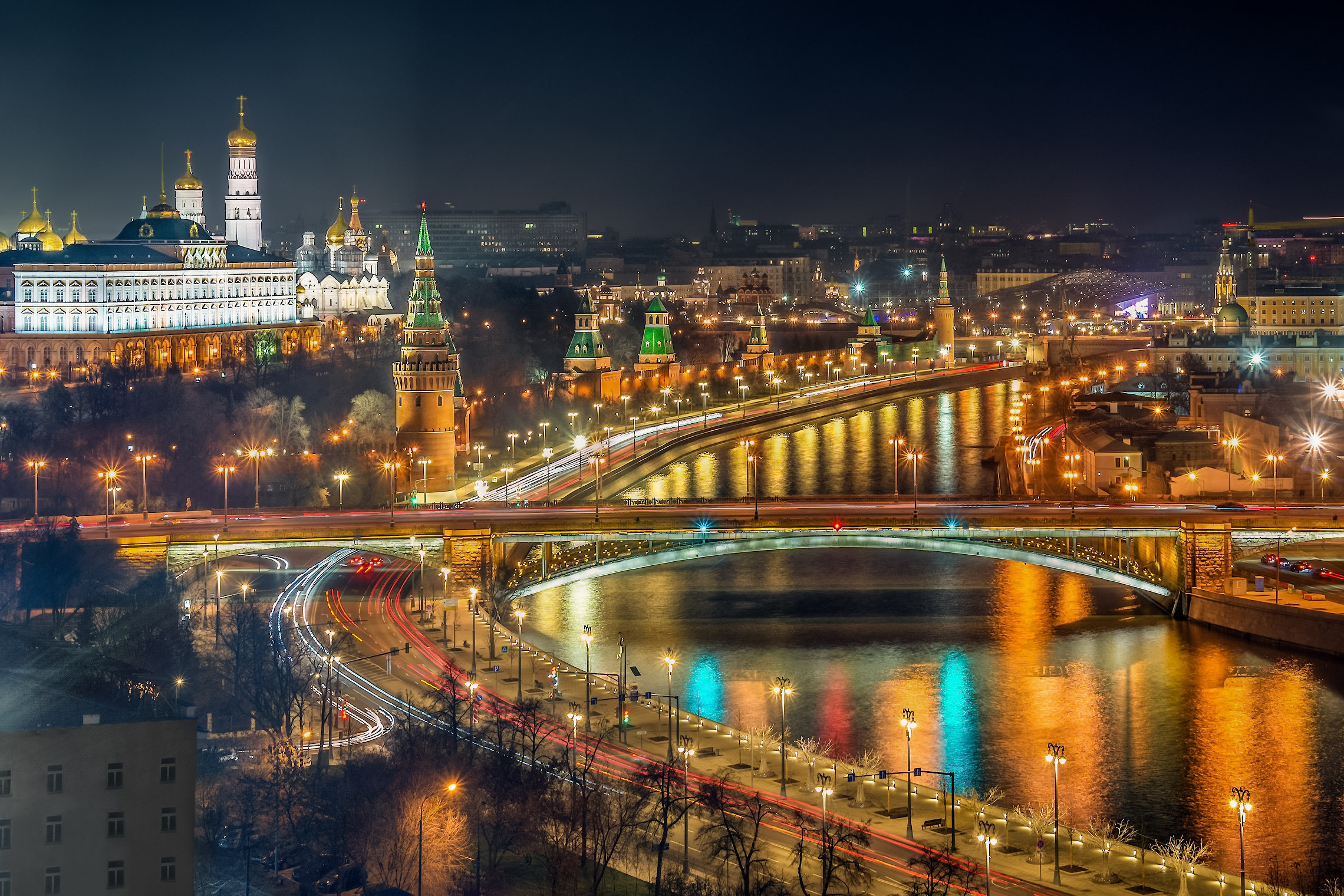 Россия она большая. Огни Москвы. Реки Москвы. Москва река Москва Сити ночью. Moscow City храм Христа Спасителя.