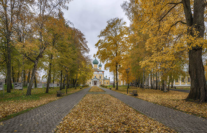 Главная аллея кремля в Угличе 