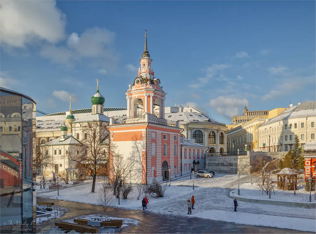 Москва. Колокольня Знаменского монастыря и церковь Максима Блаженного
