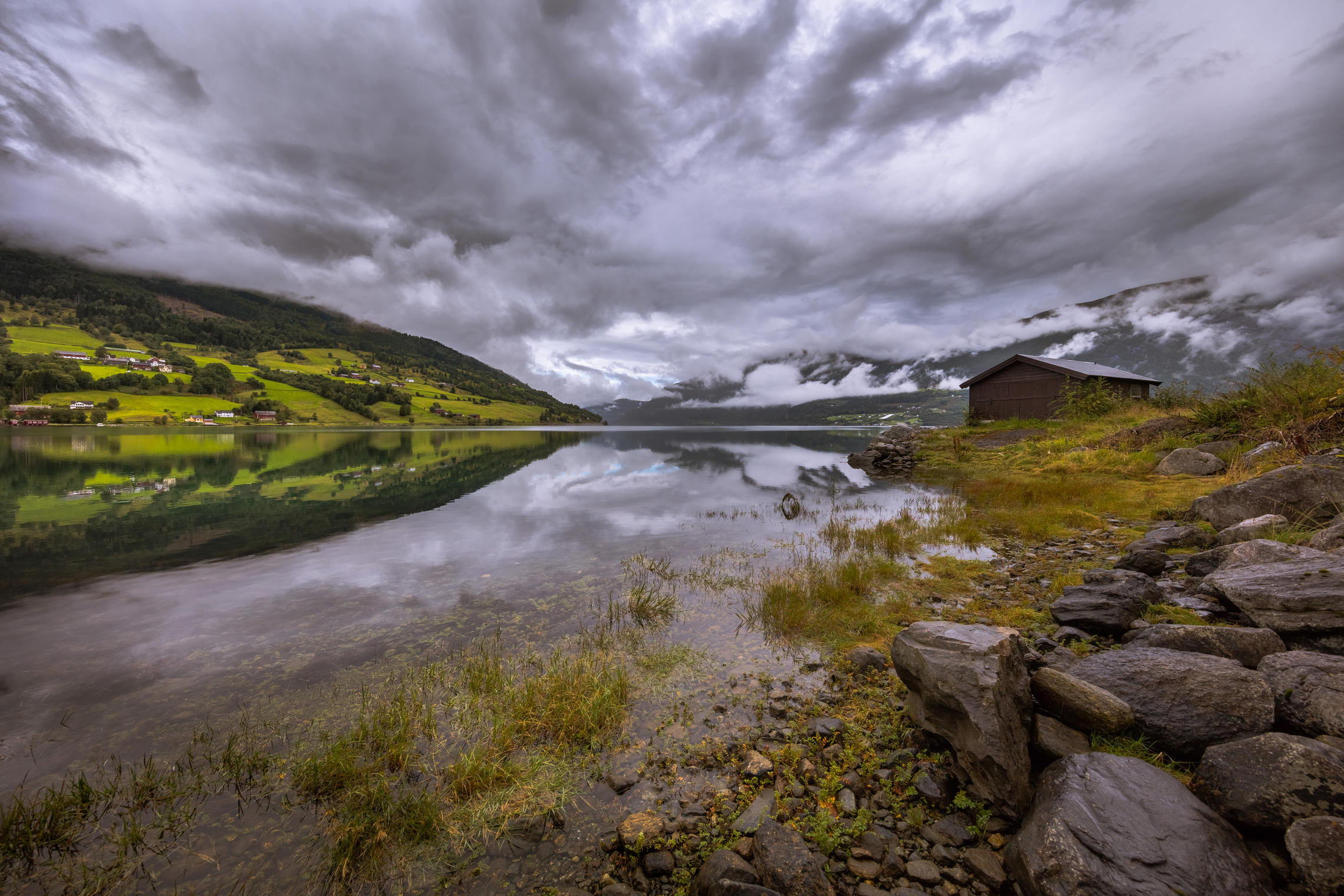 Дождь на озере Гейрангера. Норвежские фьорды.