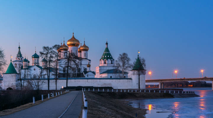 Сумерки опустились на город .