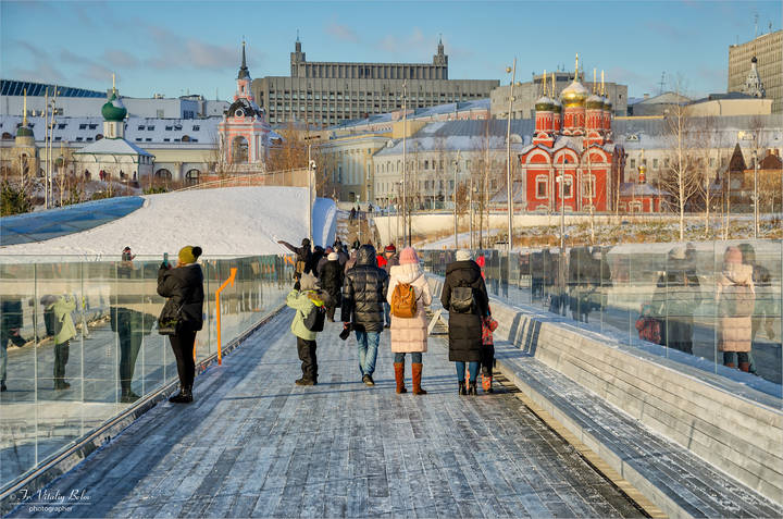 Москва. На парящем мосту в Зарядье