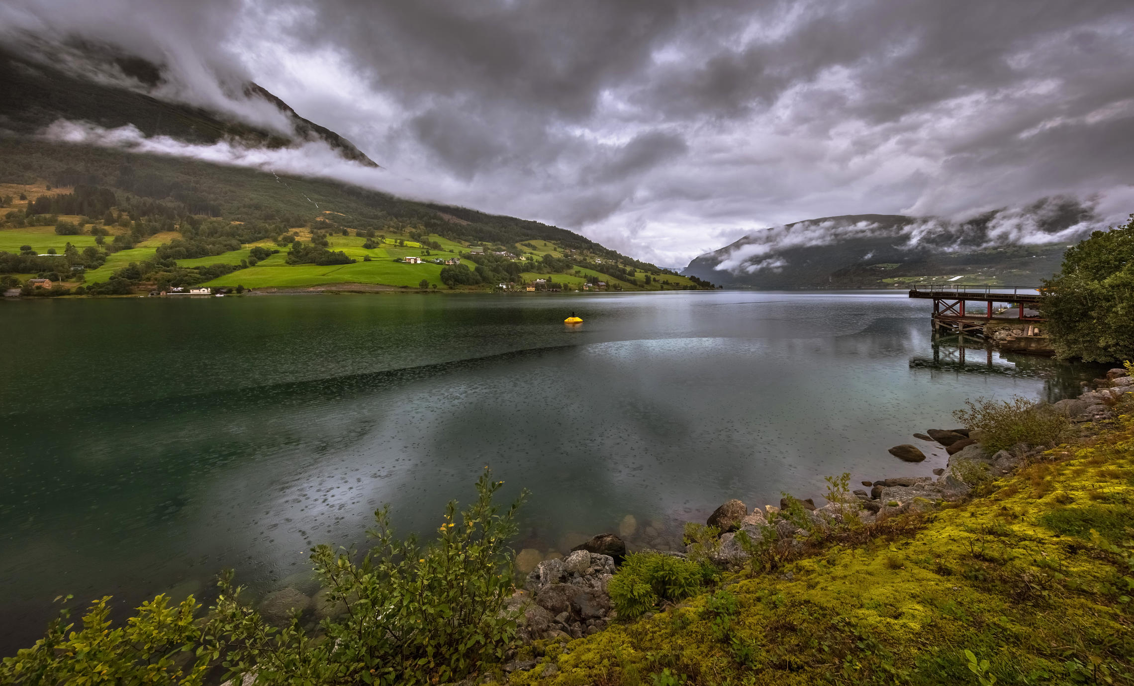 Сильный дождь на горном озере Гейрангера. Норвегия. 