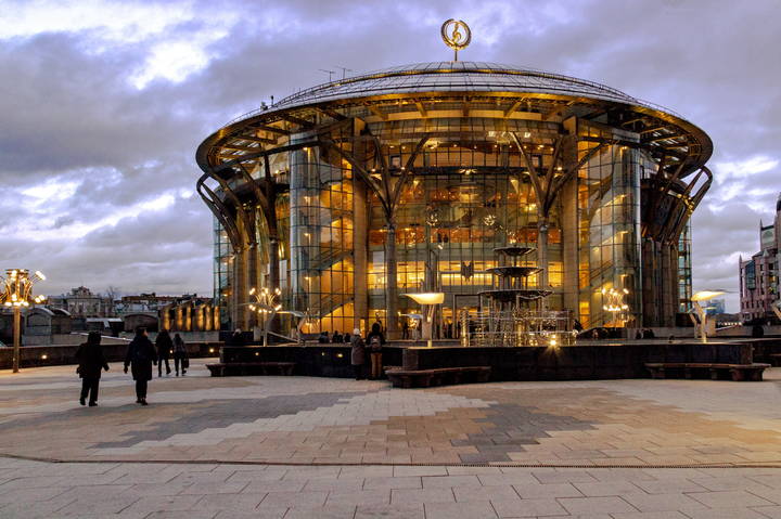 У Московского Дома Музыки (МДМ).