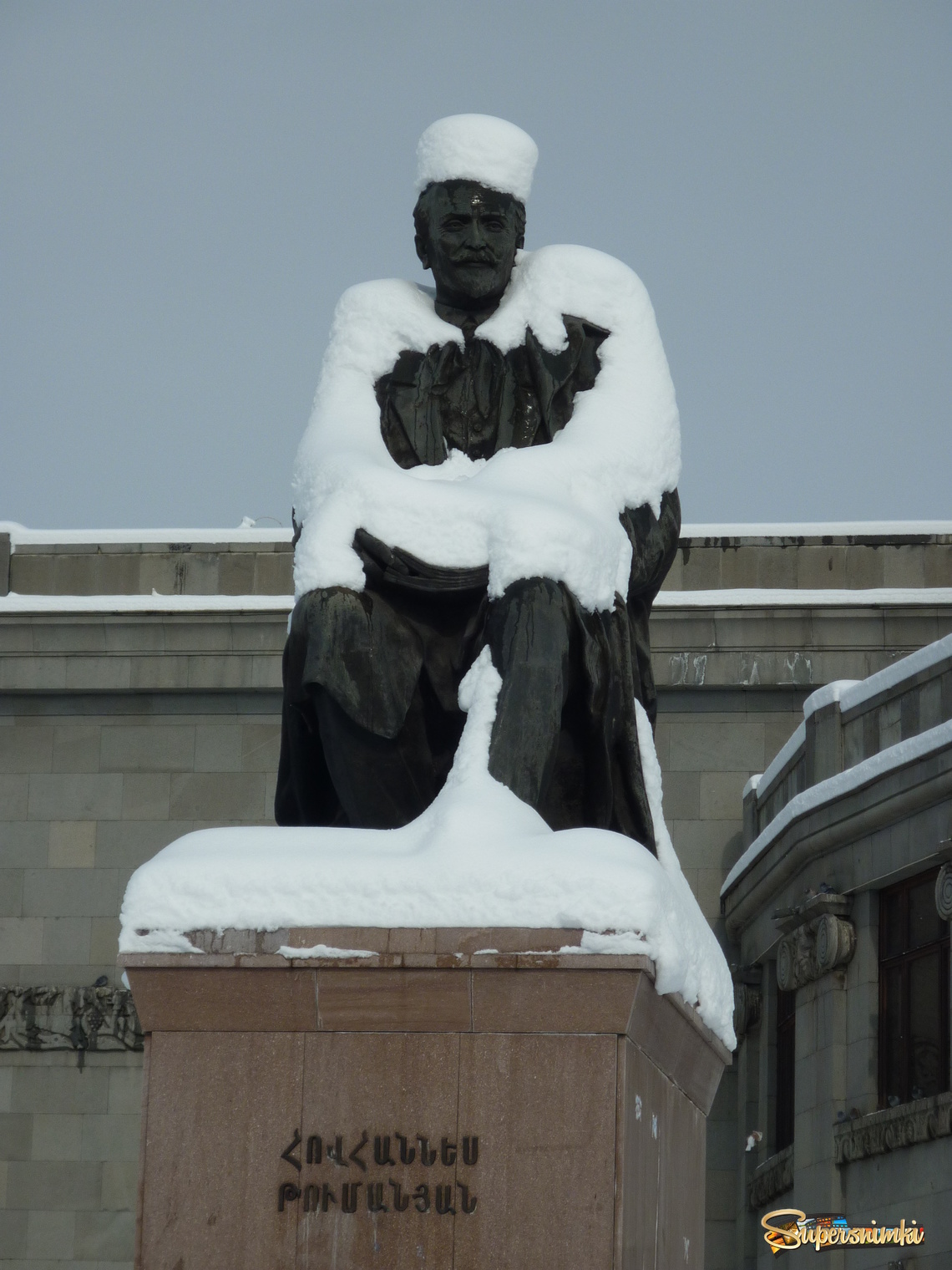 Первый снег на памятник Спендиарову А.А. надел папаху и бурку.