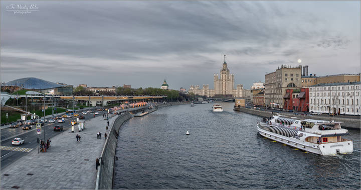 Вечерело над Москвой