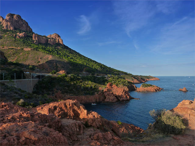 У красных камней