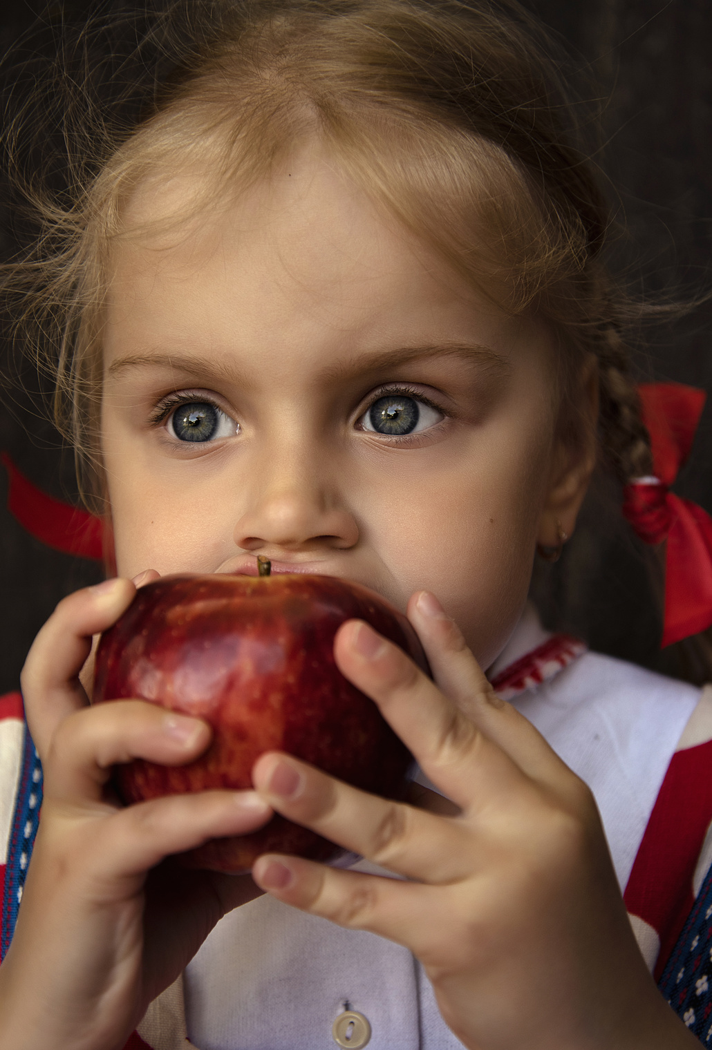 Девочка и яблоко