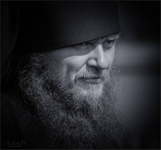 Монах, носящий клобук набекрень