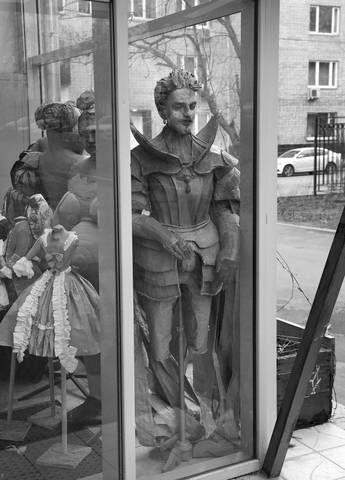 За стеклом