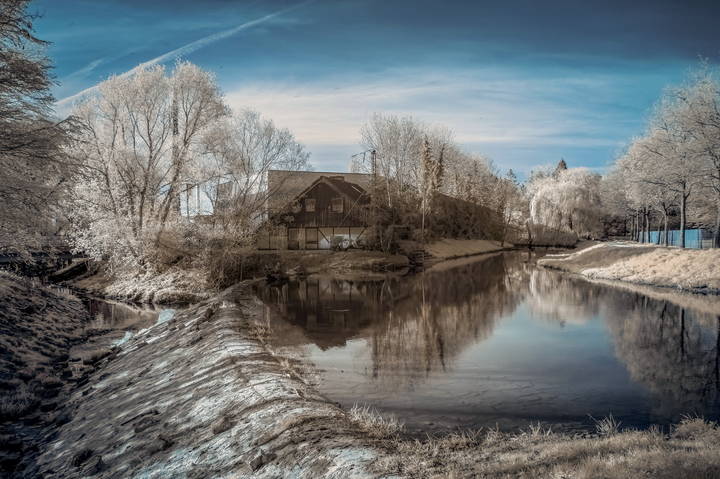 У водосброса
