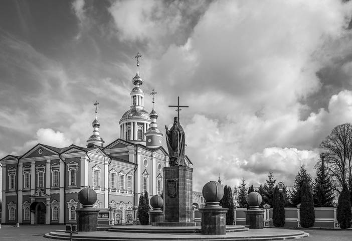 Спасо - Преображенский собор Тамбова.Памятник Святителю Питириму.