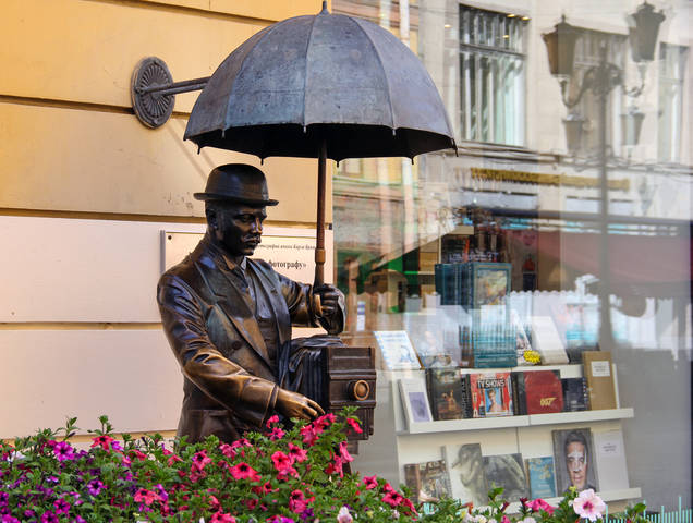 Памятник петербургскому фотографу