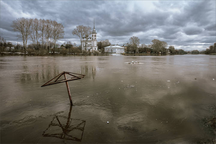 Весна, на городском пляже...