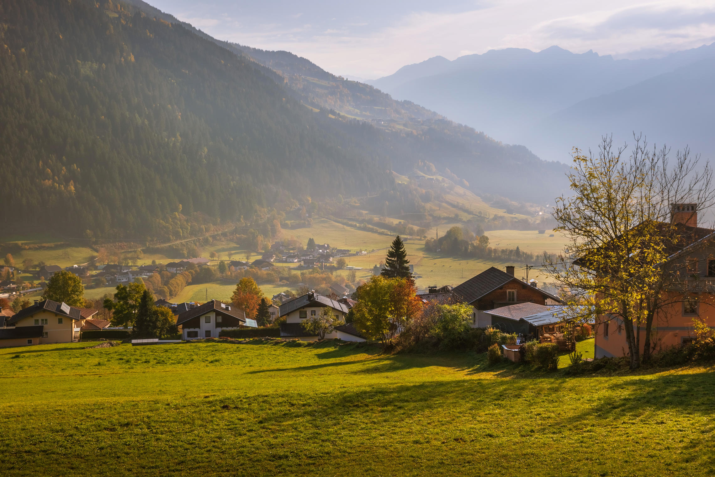 Рассвет в альпийской деревне. Австрия.