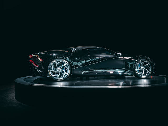 LA VOITURE NOIRE