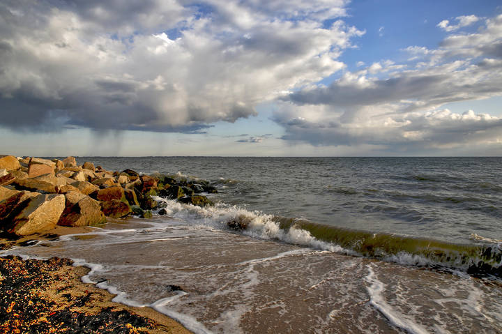 Неспокойное море
