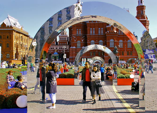 Что бы поярче, повеселее и в Москве !