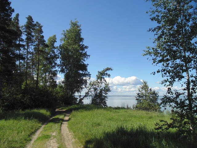 У воды.