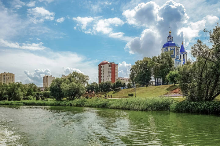 На реке ........