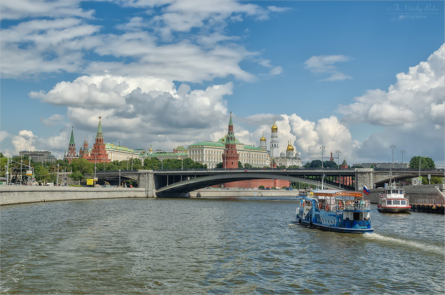 Вид на Большой каменный мост и Кремль с борта теплохода