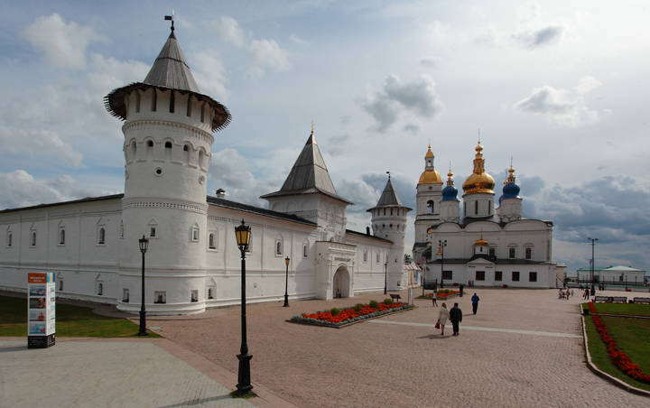 Вдоль стен кремля