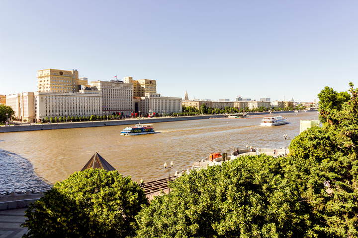 На Москве реке.