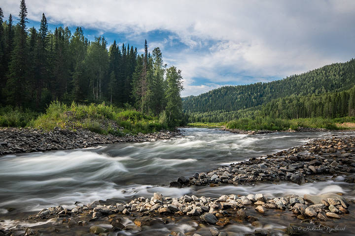 Поток реки.