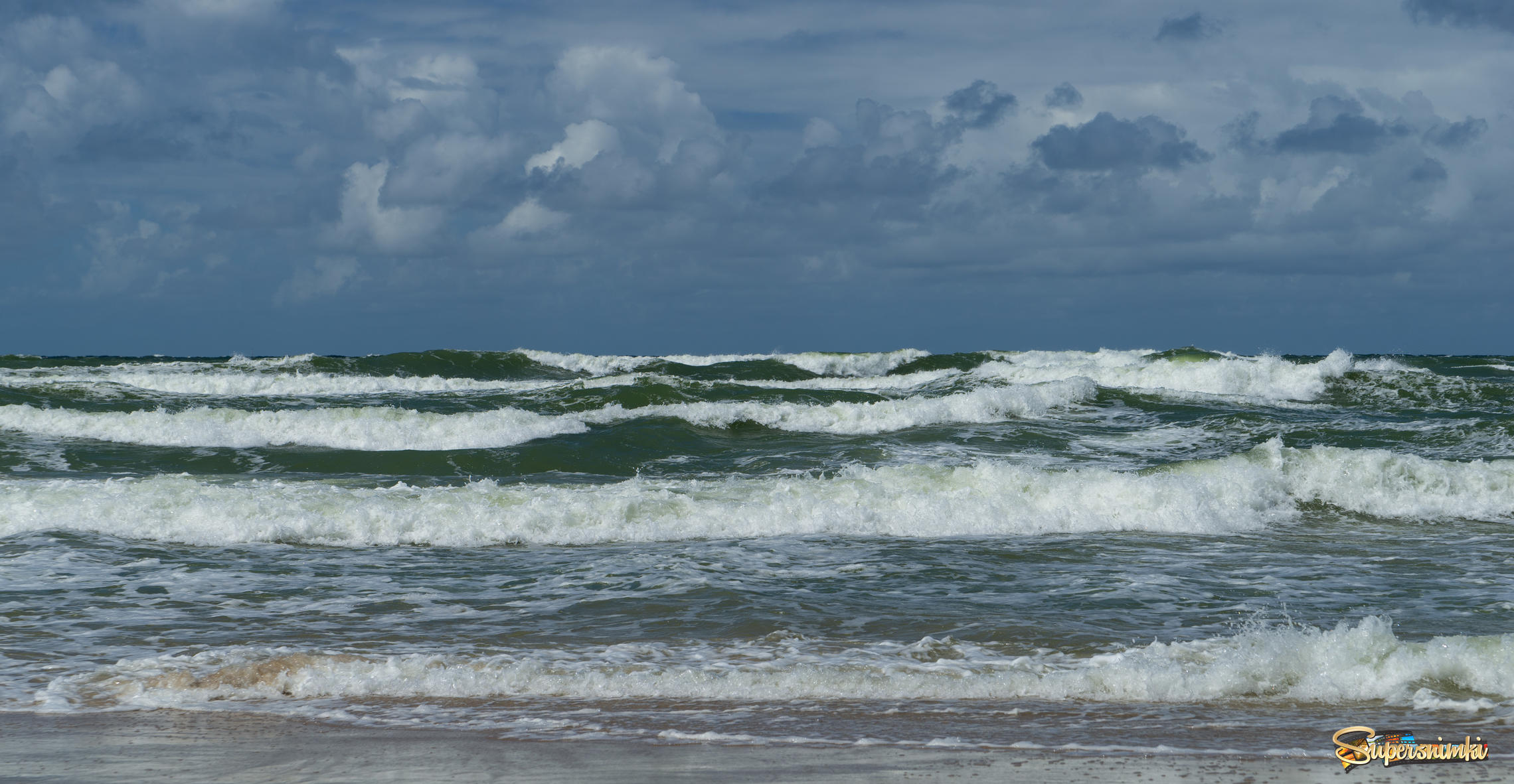 Берег Балтийского моря волна