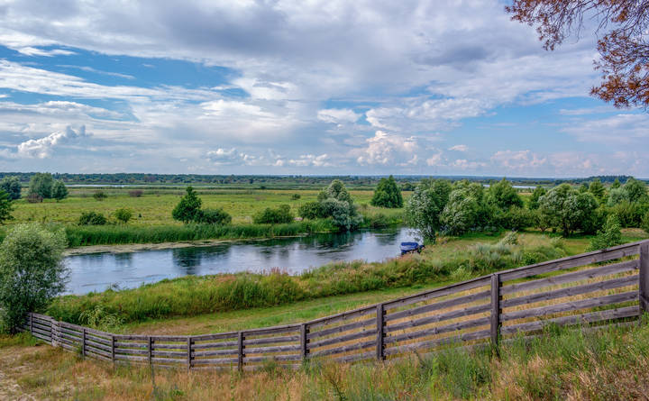 В Деревне у реки .....