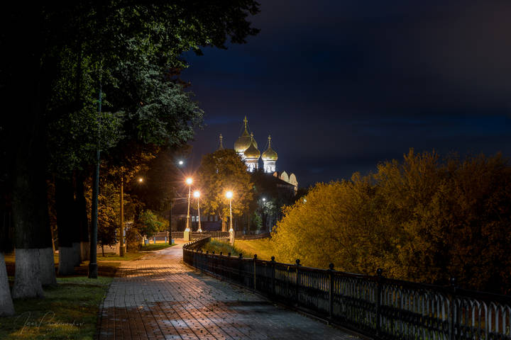 Ночная открытка, пустынны аллеи, Летит к фонарям мошкара, Наверно вернуться когда-то  сумею, туда, где стоял я вчера...