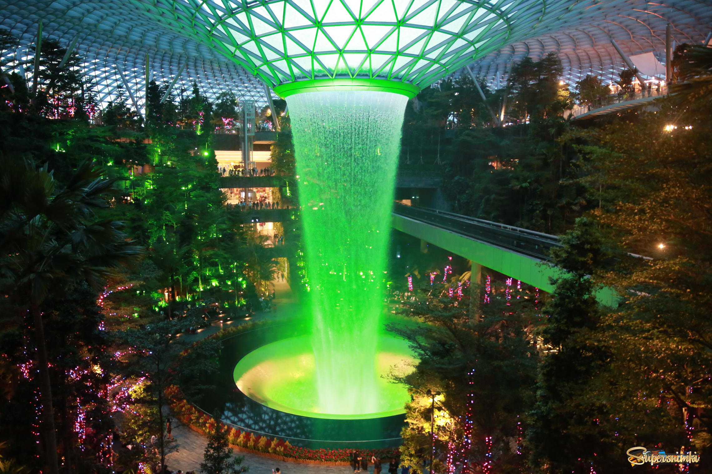 «Чудо» в аэропорту Сингапура – огромный искусственный водопад