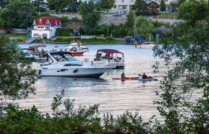 На речке городской