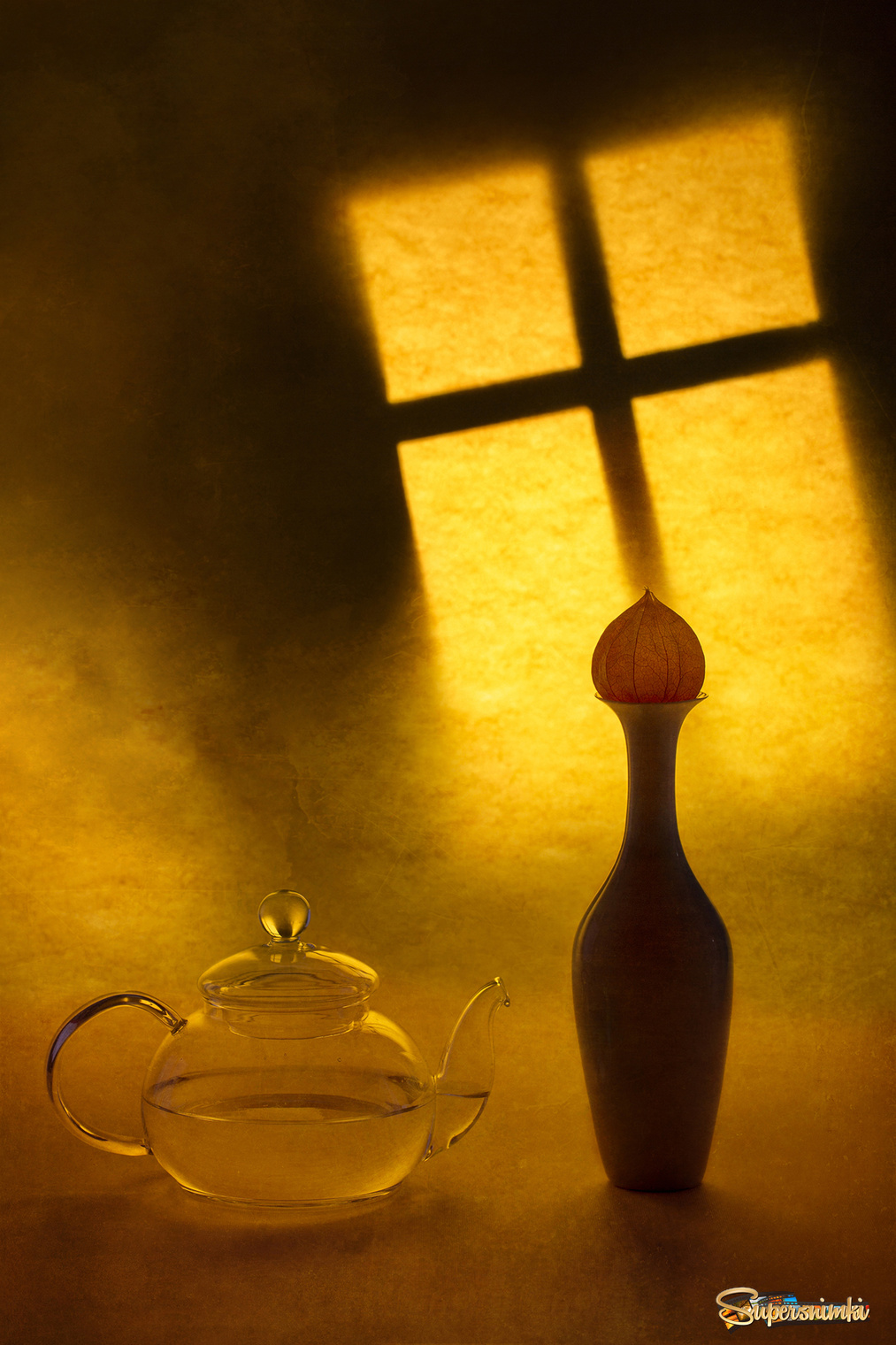 Натюрморт с чайником и вазой на фоне ночного окна