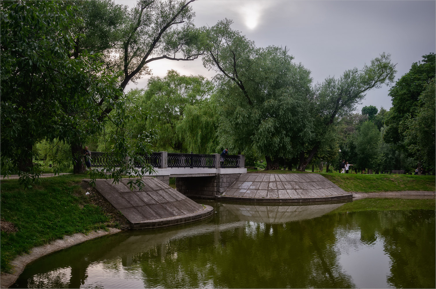 Каменный мост в парке "Новодевичьи пруды"