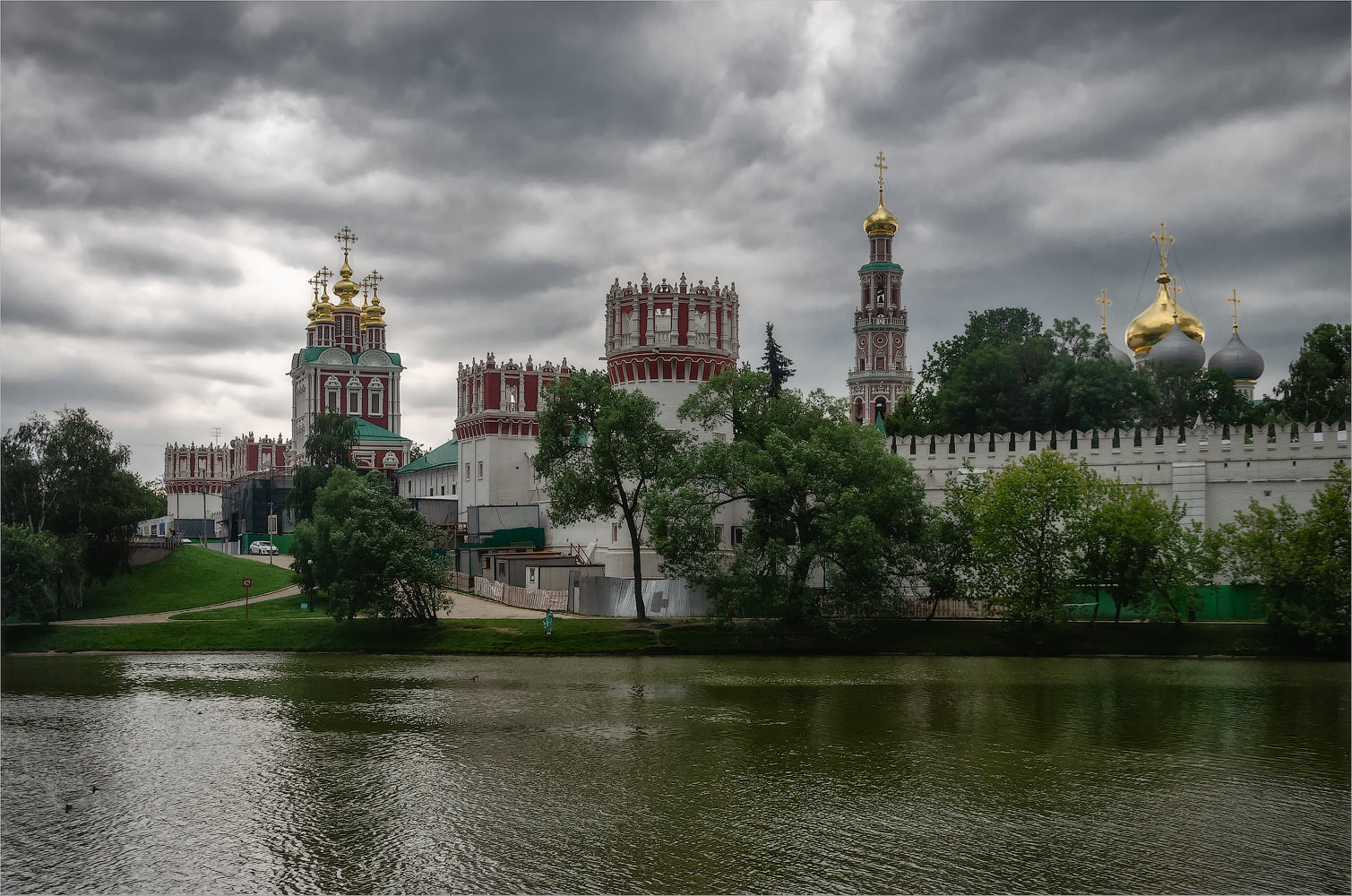 Москва. Новодевичий монастырь под пасмурным небом