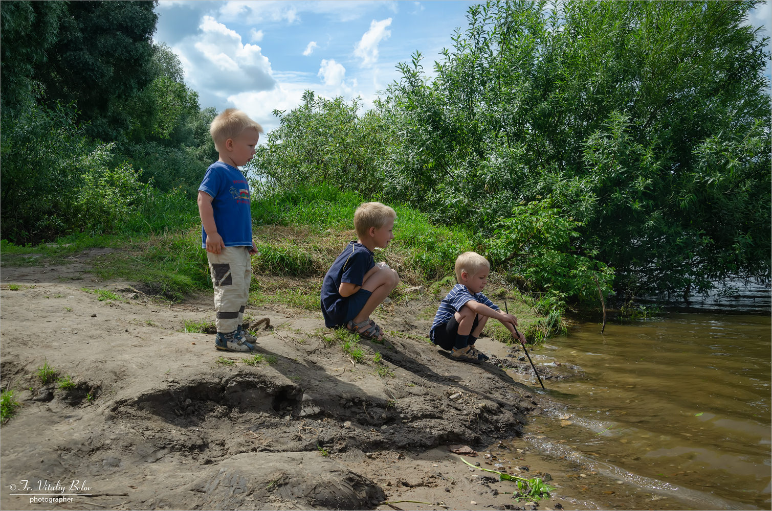 Дети у реки