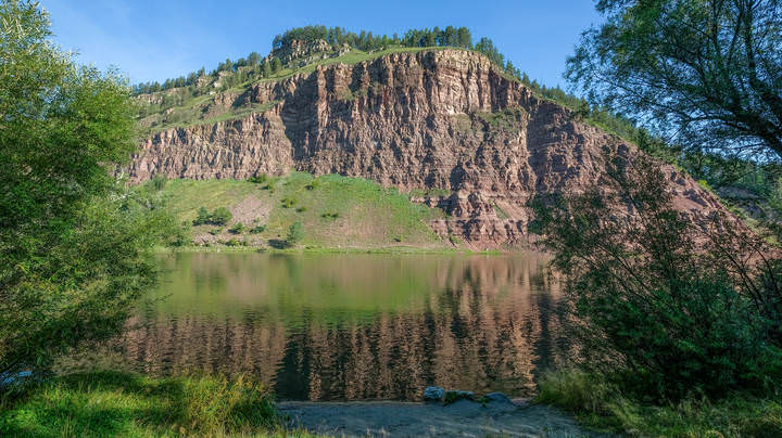 Шаманский утёс на реке Иркут.