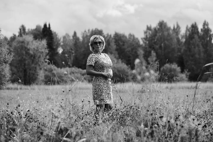 женщина в лугах