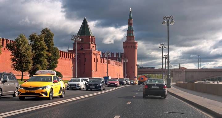Вдоль Московского Кремля