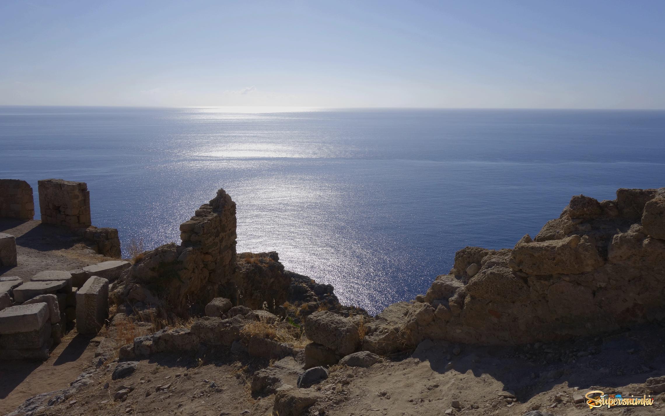 Вид на Средиземное море из разрушенной крепости