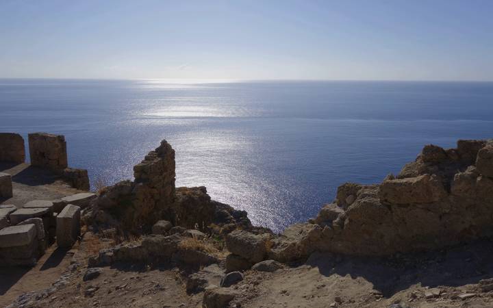 Вид на Средиземное море из разрушенной крепости