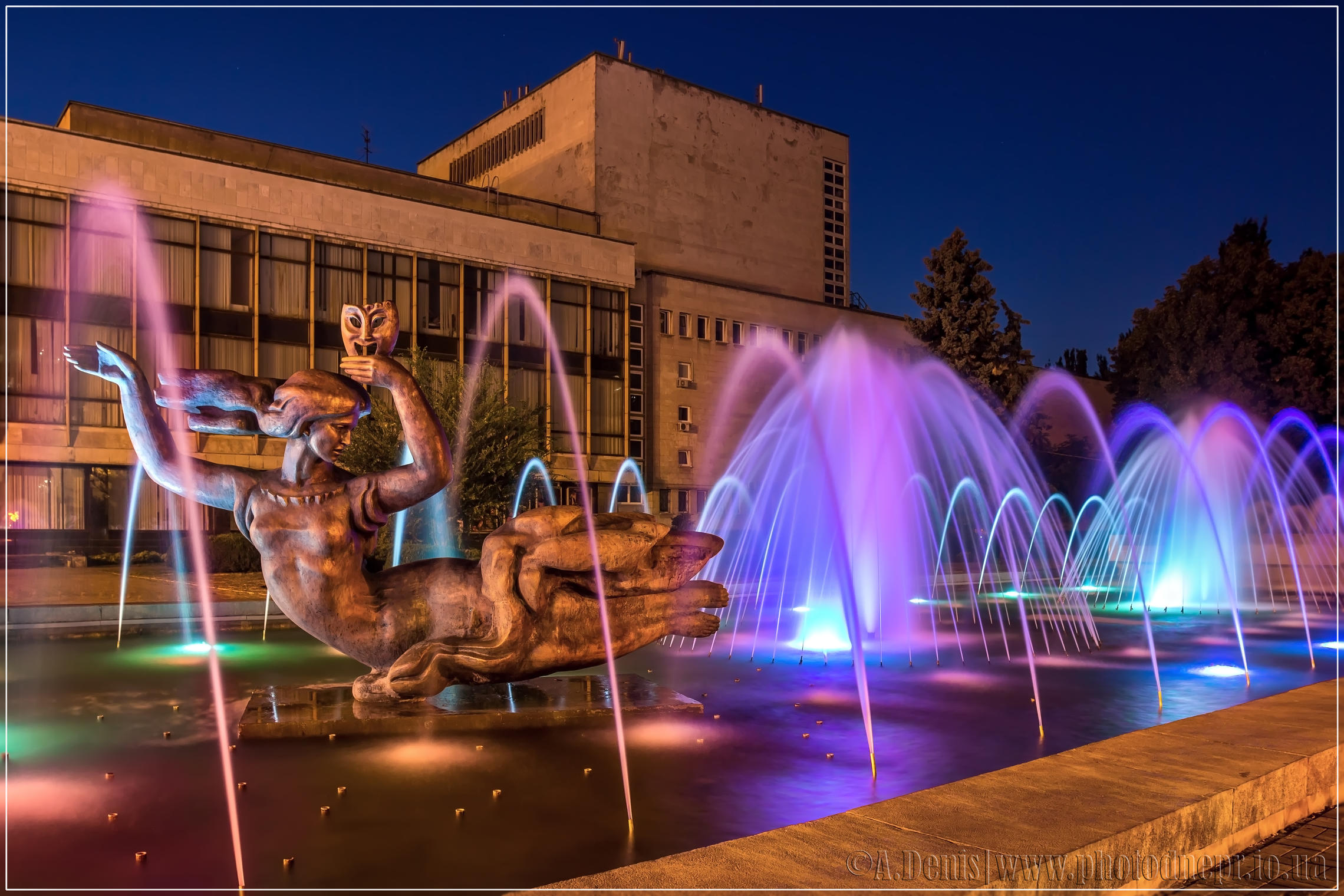 Вечерние цвета фонтана "Муза"