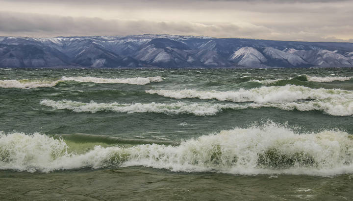 Штормит малое море Байкала.