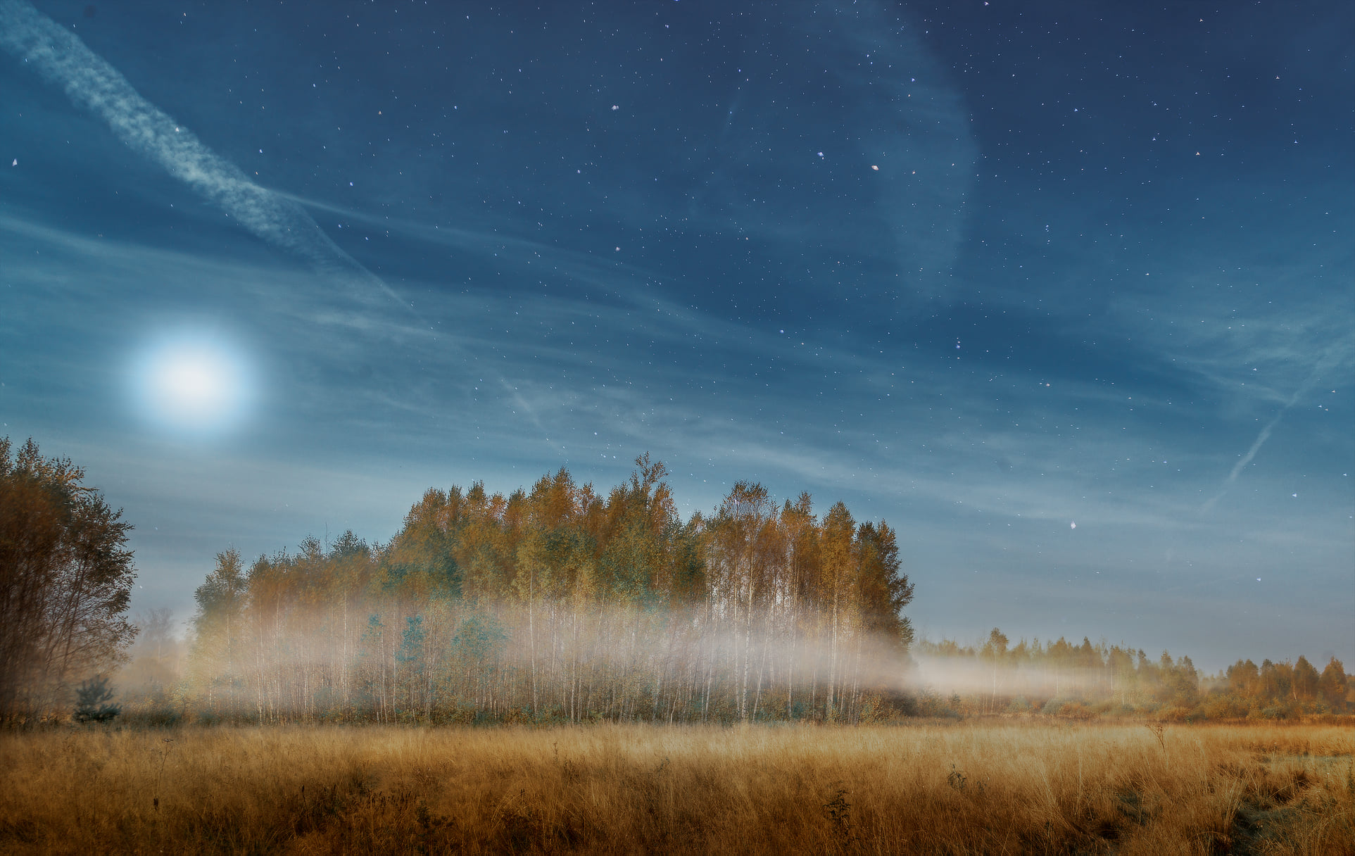 Небесный переполох со слоистым туманом под лунным светом однажды осенью