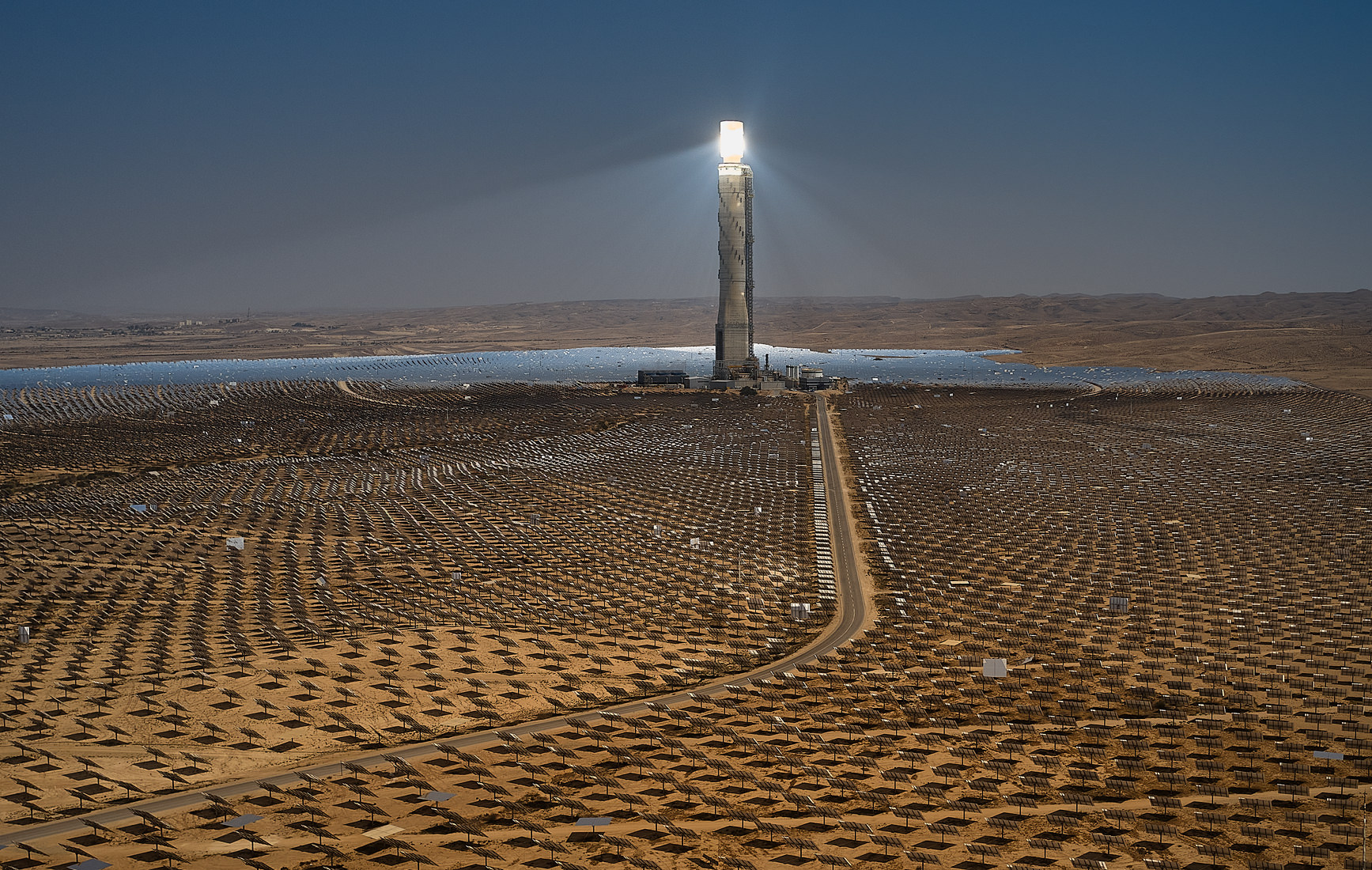 Солнечная электростанция в пустыне.