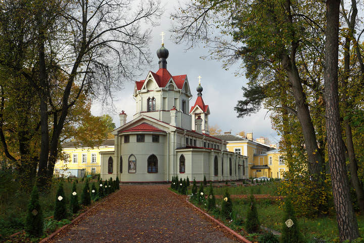 Церковь Спиридона Тримифунтского (г.Ломоносов)